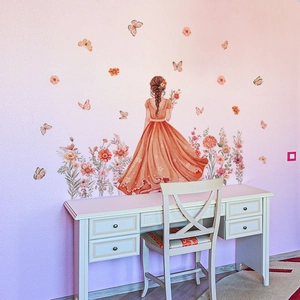 Sticker mural fille en robe fleurie avec papillons pour décoration de chambre