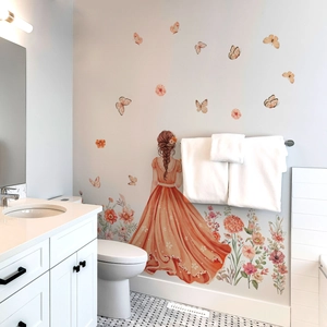 Sticker mural auto-adhésif avec fille, fleurs et papillons pour la déco intérieure