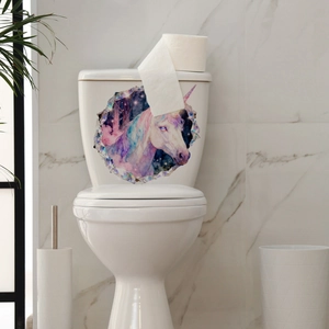 Sticker licorne 3D effet aquarelle sur un réservoir de toilette blanc dans la salle de bain