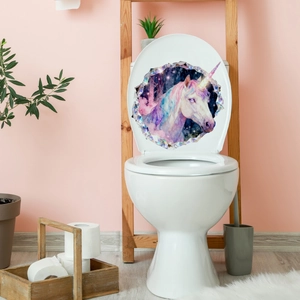 Sticker licorne 3D effet mur brisé sur abattant de WC blanc dans une salle de bain