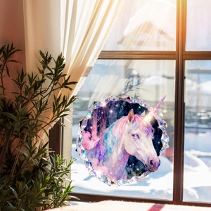 Sticker mural licorne 3D avec effet cristal sur vitre dans un décor de chambre douillet