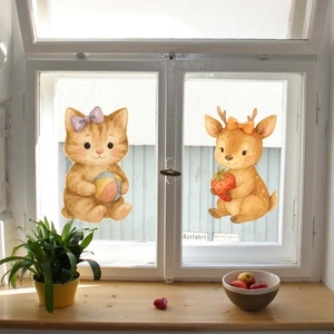 Detailweergave van aquarel kat en hert statische raamstickers op witte vensterglas