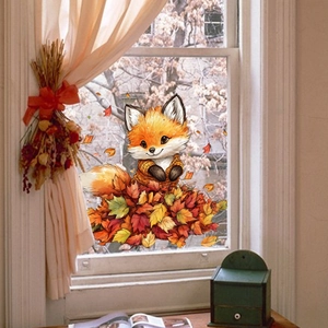 Detail van een schattige vos raamsticker in een gezellige herfstsfeer voor het raam