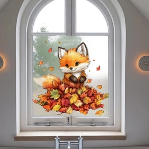 Detail van een herfstvos raamsticker met esdoornbladeren op een boogvormig venster