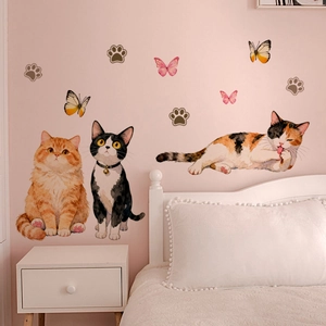 Vue détaillée de stickers muraux chat aquarelle avec papillons sur un mur de chambre rose