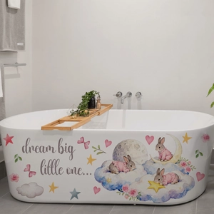 Détail de stickers muraux lapin à l'aquarelle sur une baignoire dans un décor douillet