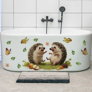 Détail de stickers hérissons et papillons imperméables sur une baignoire blanche