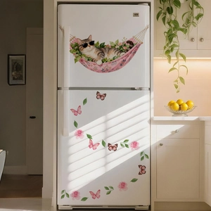 Détail d'autocollants auto-adhésifs de chat et fleurs sur un réfrigérateur blanc