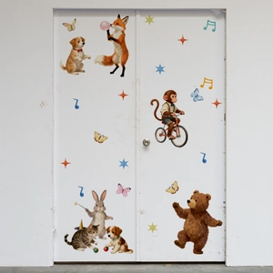 Détail de stickers muraux animaux mignons avec renard et singe sur porte blanche