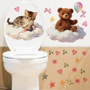 Détail de stickers aquarelle chat et ours appliqués sur des toilettes et un mur carrelé