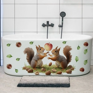 Stickers de baignoire avec écureuils et pommes décorant une baignoire blanche