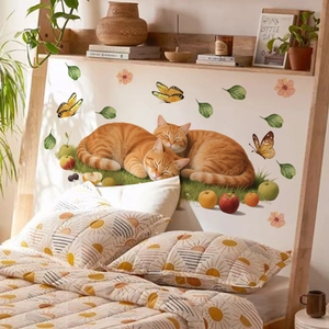Détail de stickers muraux chats endormis avec papillons dans une chambre chaleureuse