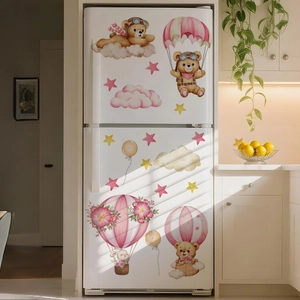 Détail des stickers muraux ours pilote et lapin ballon aquarelle sur un frigo blanc