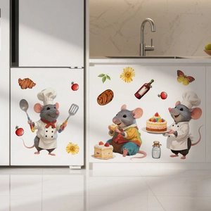 Vue détaillée d'autocollants de souris chef sur un frigo dans une cuisine cosy