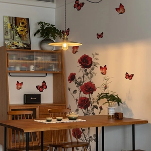 Adesivi murali rose rosse realistiche con farfalle per decorazione d'interni elegante