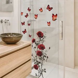 Dettaglio di adesivi murali con rose e farfalle rosse applicati su una parete del bagno