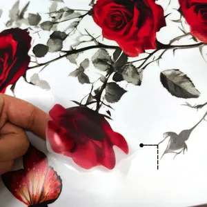 Dettaglio dell'adesivo murale con rosa rossa e retro adesivo facile da rimuovere