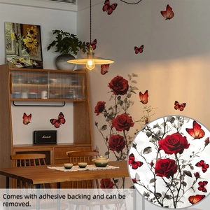 Dettaglio di adesivi murali con rose rosse e farfalle nere in una scena di sala da pranzo