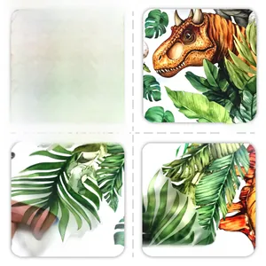 Nahaufnahme von lichtdurchlässigem Dino-Wandsticker mit Tropenblättern und matter Textur