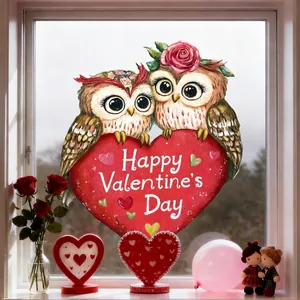 Romantischer Valentinstag Fensteraufkleber mit Eulen und Herzen auf einer Glastür