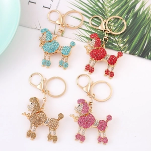 Détail de porte-clés caniche en strass brillants en bleu, rouge, doré et rose vif