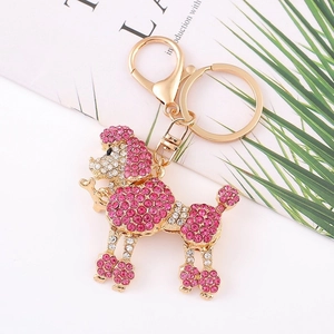 Détail d'un porte-clés caniche en strass rose avec alliage doré et fermoir mousqueton