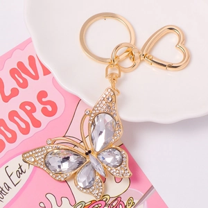 Details des goldenen Schmetterlings-Schlüsselanhängers mit Kristallen und Herz-Karabiner