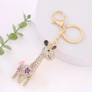 Détail macro du porte-clés girafe de luxe orné de strass roses et violets brillants