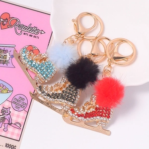 Porte-clés patins à glace créatifs avec strass et pompons en fourrure en trois couleurs