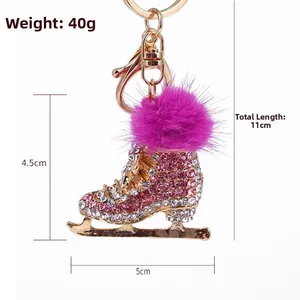 Dimensions détaillées du porte-clés patin à glace avec strass et boule en fourrure
