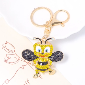 Gros plan du porte-clés abeille dorée avec strass jaunes et détails en émail noir fin