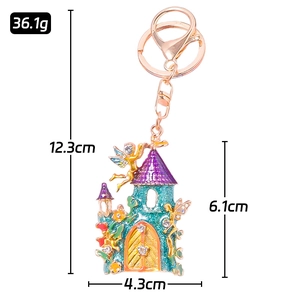 Porte-clés château de conte de fées en métal rose doré avec strass et émail coloré