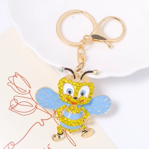 Détail macro du porte-clés abeille avec strass jaunes et alliage plaqué or