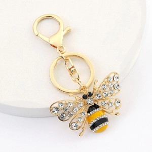Détail du porte-clés abeille dorée avec strass scintillants et finition émail jaune