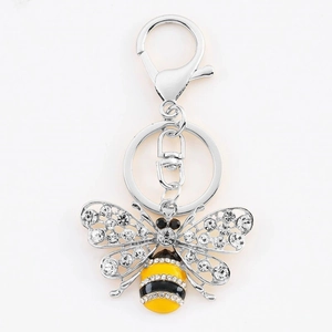 Vue détaillée du porte-clés abeille avec cristaux étincelants et finition émaillée