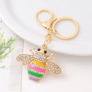 Détail d'un porte-clés abeille étincelant avec strass et corps en émail coloré sur métal
