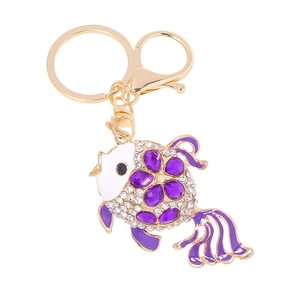 Porte-clés poisson doré avec strass violets et émail sur un fermoir mousqueton