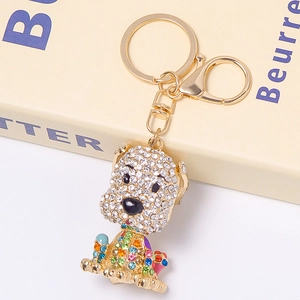 Dettaglio del portachiavi a forma di cane in cristallo con strass colorati su metallo dorato
