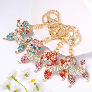 Lot de quatre porte-clés caniche en strass brillants en rose, bleu, rouge et violet