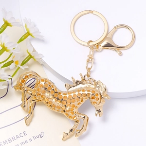 Porte-clés cheval doré au design évidé avec fermoir mousqueton et anneau fendu
