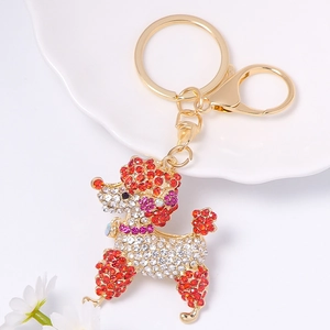 Détail d'un porte-clés caniche étincelant avec strass colorés et finition dorée