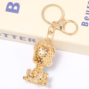 Portachiavi cane dorato con intaglio a cuore e cristalli scintillanti decorativi
