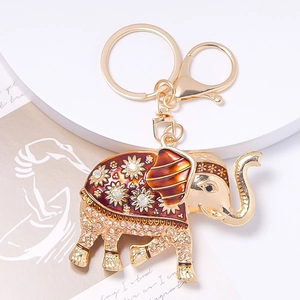 Nahaufnahme vom goldenen Elefanten-Schlüsselanhänger mit Strass und Emaille-Details