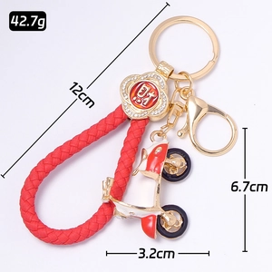 Roter geflochtener Motorrad-Schlüsselanhänger mit Strass-Blumenanhänger und Golddetails