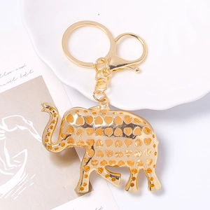 Goldener Elefant Schlüsselanhänger mit hohlen Herzmustern und Karabiner für Taschen