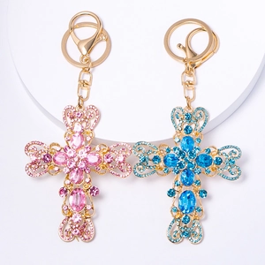 Porte-clés Croix de Coeur de Luxe en Alliage avec Strass Incrustés Plaqué Or Bijou de Sac Religieux Cadeau pour Femme Bijoux