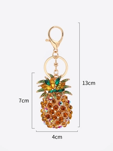Dettaglio portachiavi ananas con cristalli con dimensioni 13cm lunghezza e 7cm altezza