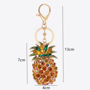 Portachiavi con ananas in strass scintillanti e struttura in metallo dorato