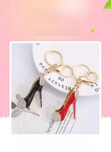 Détail de porte-clés à talons hauts rouge et noir avec accents de strass étincelants