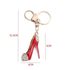 Vue détaillée de la taille du porte-clés escarpin rouge avec strass et métal doré